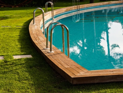 Poolpflege Sauberer Pool im Garten